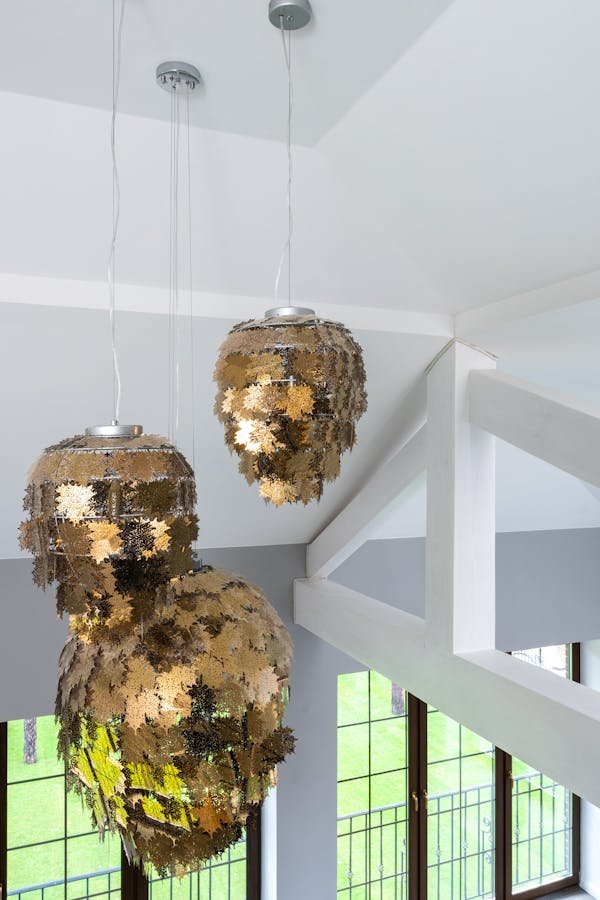 Accessoires suspendus en or et argent pour un bureau raffiné